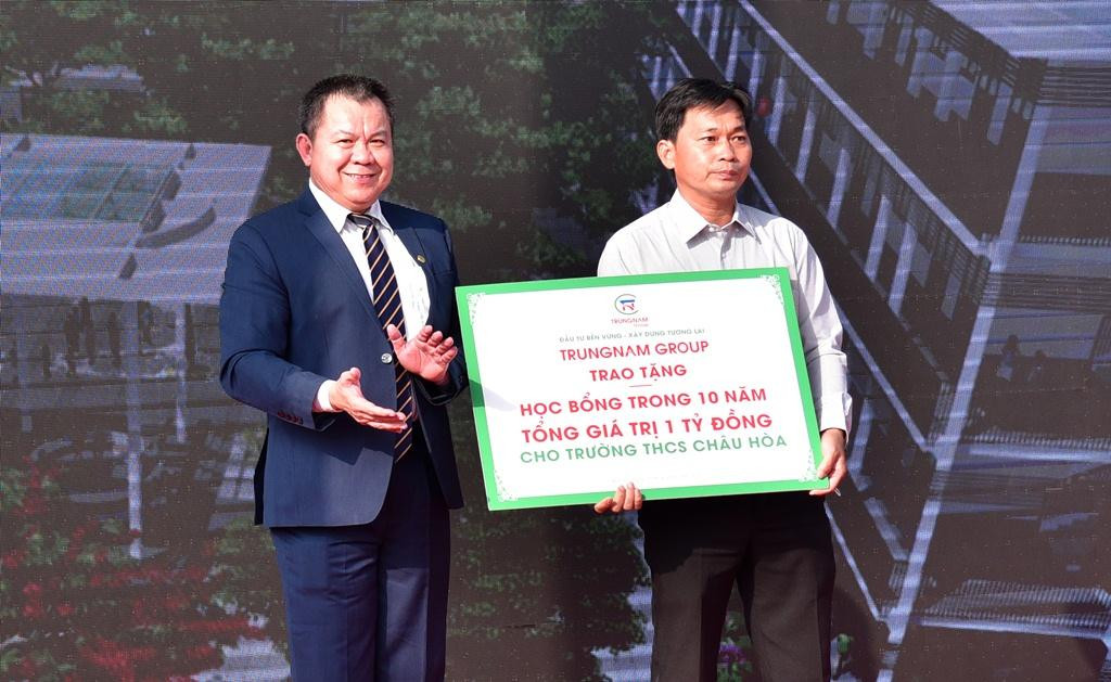 Tổng giám đốc Trungnam Group trao học bổng trị giá 1 tỷ đồng trong 10 năm cho đại diện Ban giám hiệu Trường THCS Châu Hoà