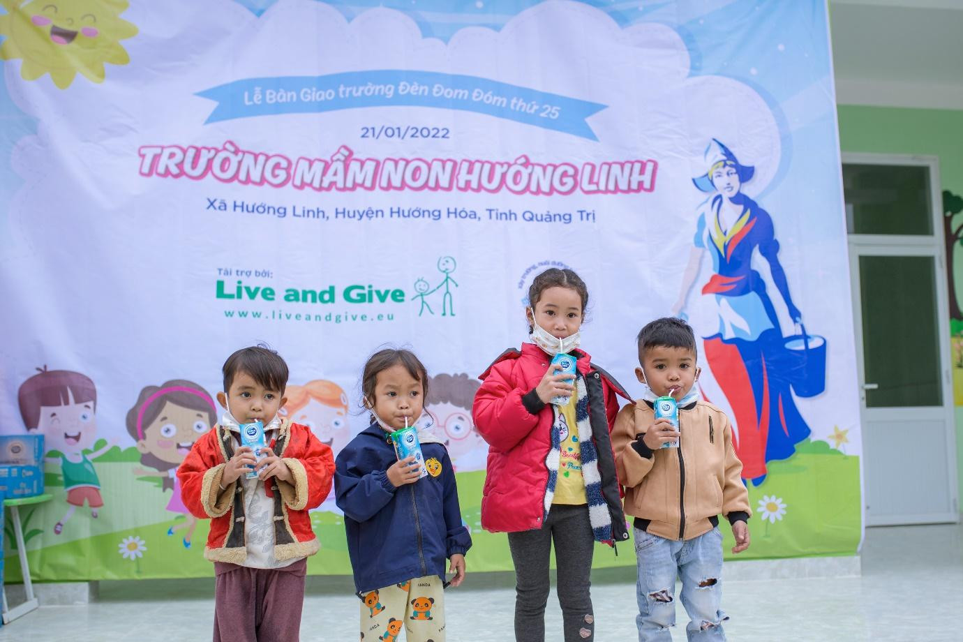 Các em học sinh dân tộc thiểu số tại trường