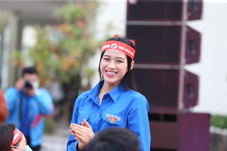 Hoa hậu Đỗ Thị Hà đã có mặt để hưởng ứng chương trình Chủ nhật Đỏ lần thứ XIII – năm 2021 diễn ra tại Trường Đại học Văn hoá Thể thao và Du lịch Thanh Hoá