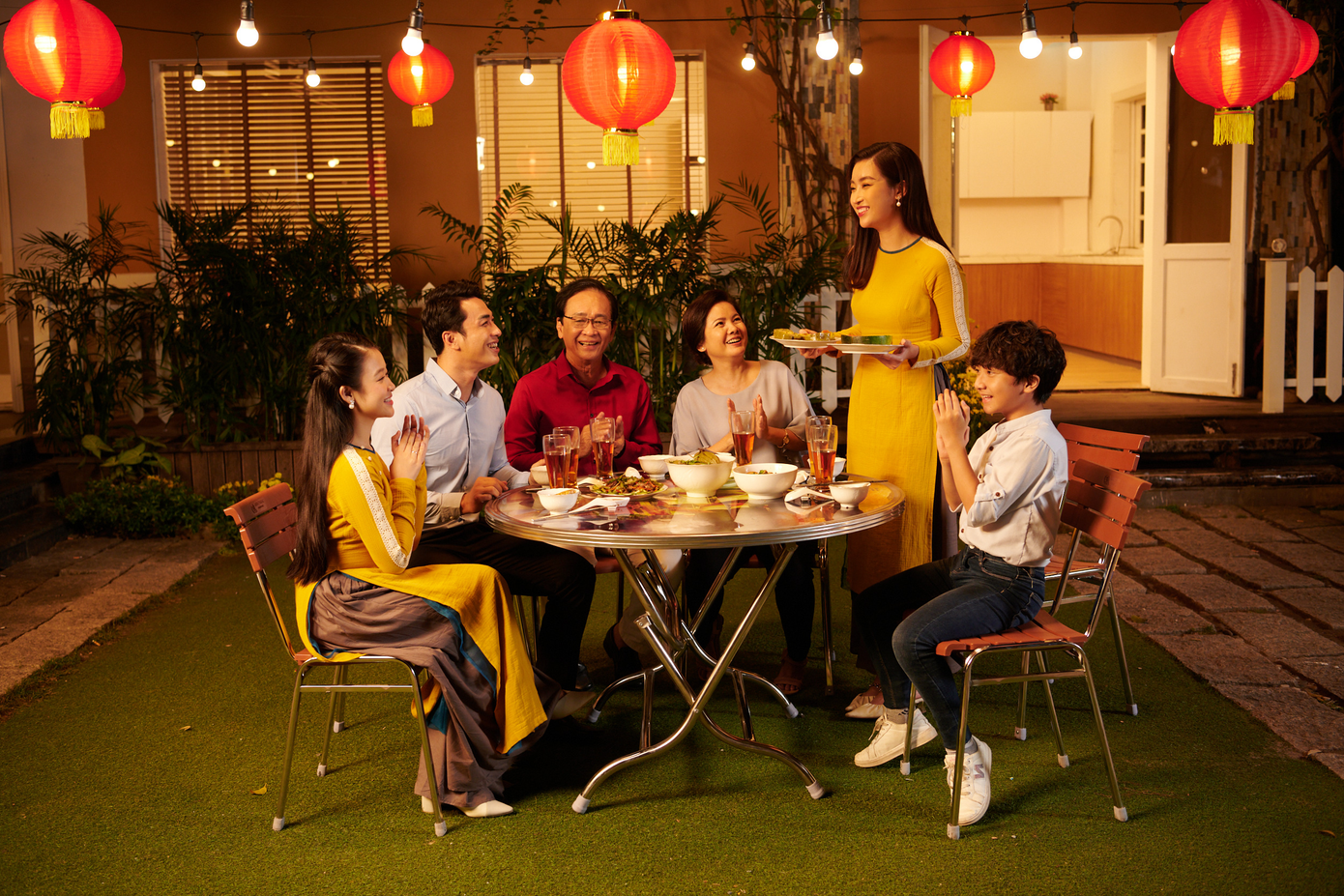 Những chiếc bàn tròn inox mở rộng số lượng ghế ngồi, linh hoạt sử dụng trong nhà và ngoài trời, phù hợp cho mọi dịp sự kiện của gia đình. Những chiếc bàn tròn inox mở rộng số lượng ghế ngồi, linh hoạt sử dụng trong nhà và ngoài trời, phù hợp cho mọi dịp sự kiện của gia đình.