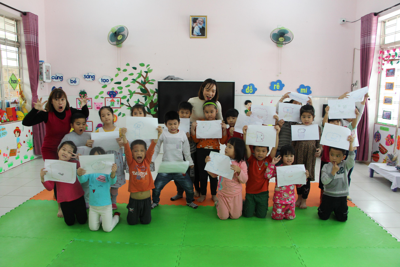 Các giáo viên trong CĐTH tại Đà Nẵng đã có dịp ứng dụng thử nghiệm nhiều hoạt động kích thích khả năng sáng tạo cho các em học sinh mầm non trong lớp học. Các giáo viên trong CĐTH tại Đà Nẵng đã có dịp ứng dụng thử nghiệm nhiều hoạt động kích thích khả năng sáng tạo cho các em học sinh mầm non trong lớp học.