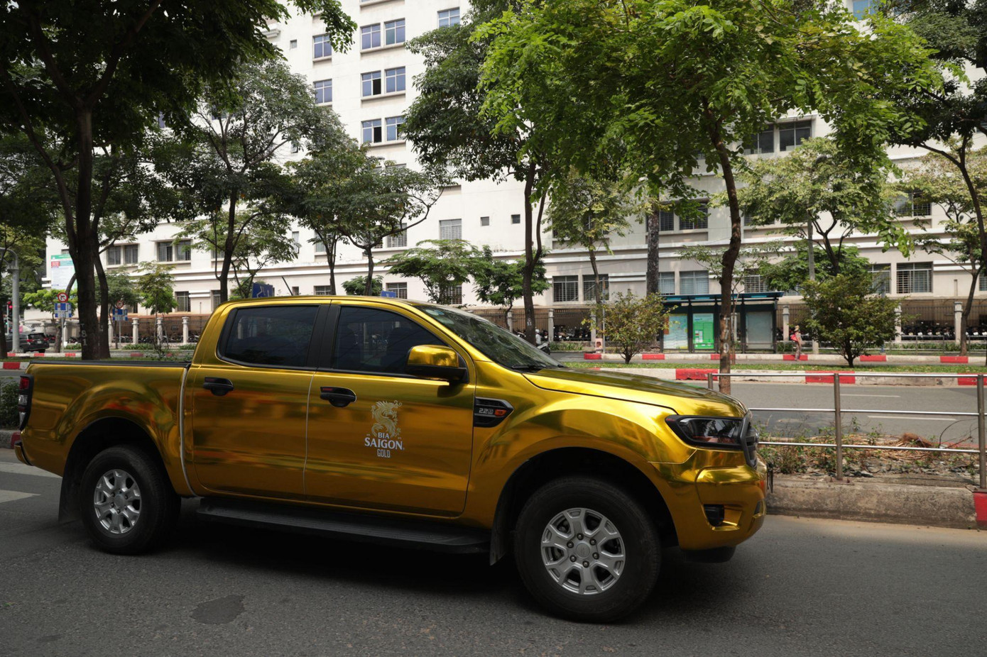 Sự xuất hiện của những chiếc xe Gold trên đường phố Sài Gòn ngày cuối năm khiến nhiều người không khỏi tò mò