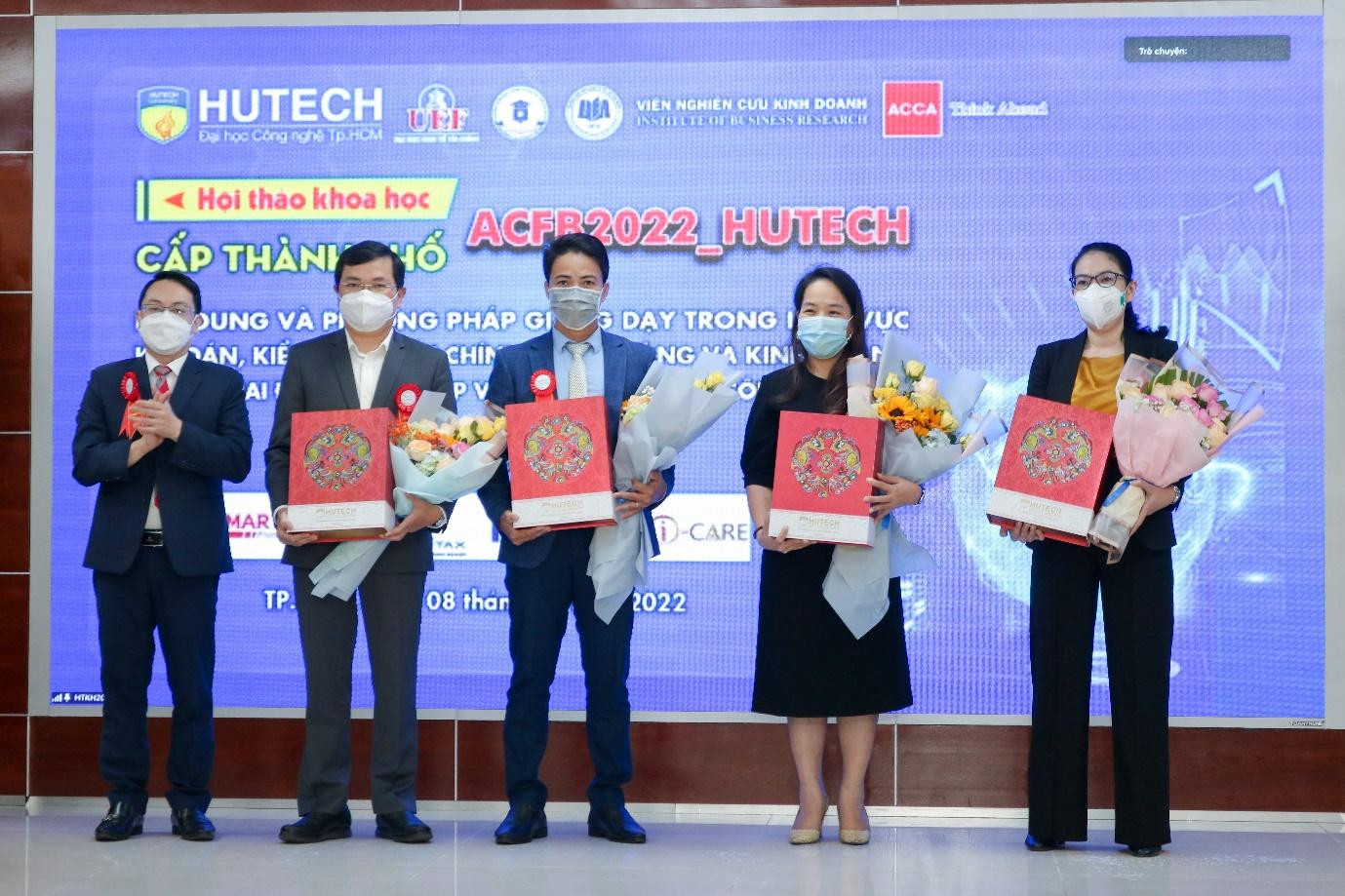 Đại diện HUTECH tặng quà cảm ơn cho các đơn vị tài trợ hội thảo Đại diện HUTECH tặng quà cảm ơn cho các đơn vị tài trợ hội thảo