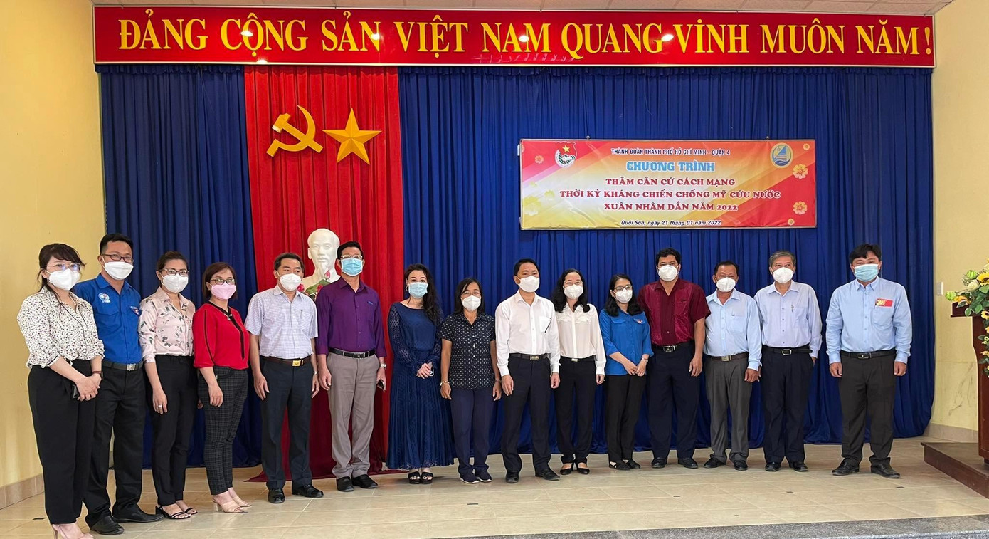 Đại điện Thành Đoàn TPHCM và đại diện VWS thăm hỏi, tặng quà cho các gia đình chính sách ở xã Quới Sơn