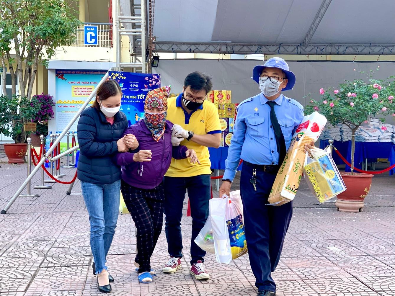 Các tình nguyện viên của Siêu thị mini Tết 0 đồng nhiệt tình hỗ trợ người dân khi ra vào mua sắm Các tình nguyện viên của Siêu thị mini Tết 0 đồng nhiệt tình hỗ trợ người dân khi ra vào mua sắm