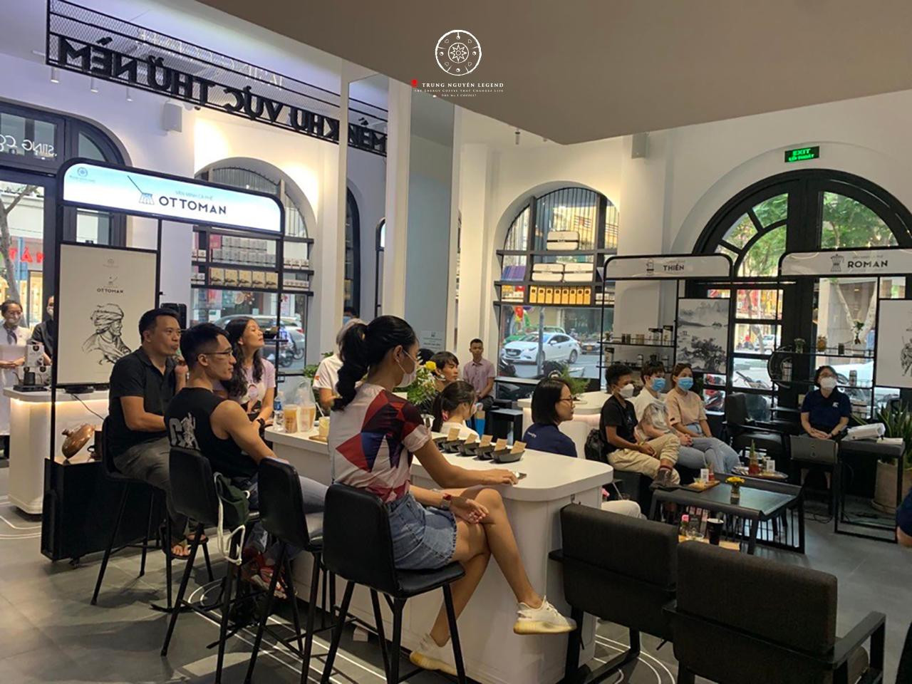 Đông đảo bạn trẻ giao lưu, thưởng thức các tuyệt phẩm cà phê năng lượng trong không gian Thế giới cà phê Trung Nguyên Legend