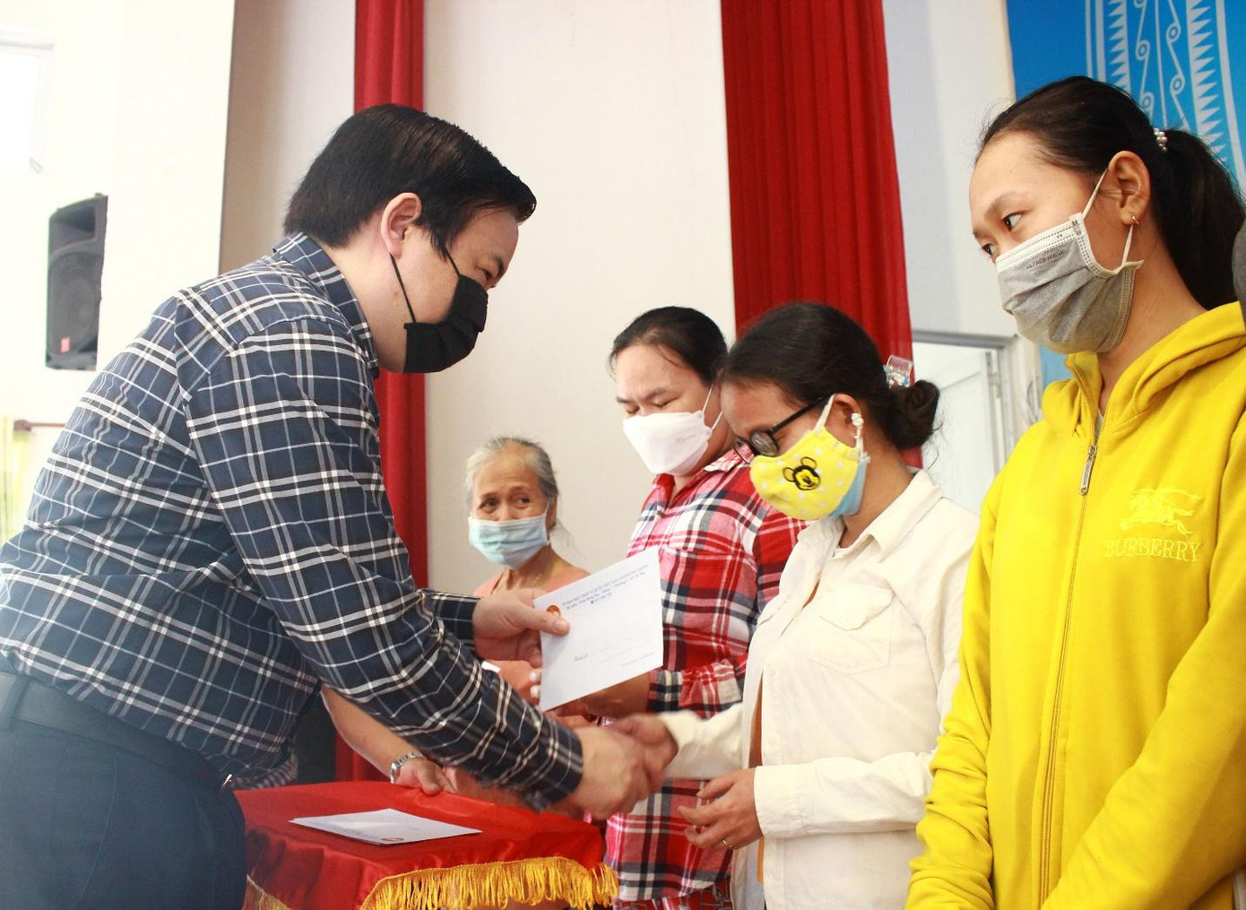 Chủ tịch HĐQT Tập đoàn Everland – Ông Lê Đình Vinh trao quà đến tận tay từng người dân