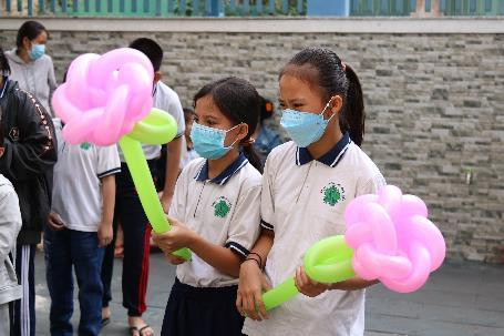 Bên cạnh quà tặng hiện vật, chương trình cũng chú trọng hoạt động gắn kết để mang không khí Xuân đến các em nhỏ. Bên cạnh quà tặng hiện vật, chương trình cũng chú trọng hoạt động gắn kết để mang không khí Xuân đến các em nhỏ.