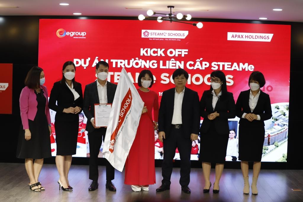 Ông Nguyễn Ngọc Thuỷ - Chủ tịch HĐQT Công ty CP Đầu tư Apax Holdings (thứ 3 từ phải sang) trao quyết định thành lập Dự án STEAMe SCHOOLS. Ông Nguyễn Ngọc Thuỷ - Chủ tịch HĐQT Công ty CP Đầu tư Apax Holdings (thứ 3 từ phải sang) trao quyết định thành lập Dự án STEAMe SCHOOLS.