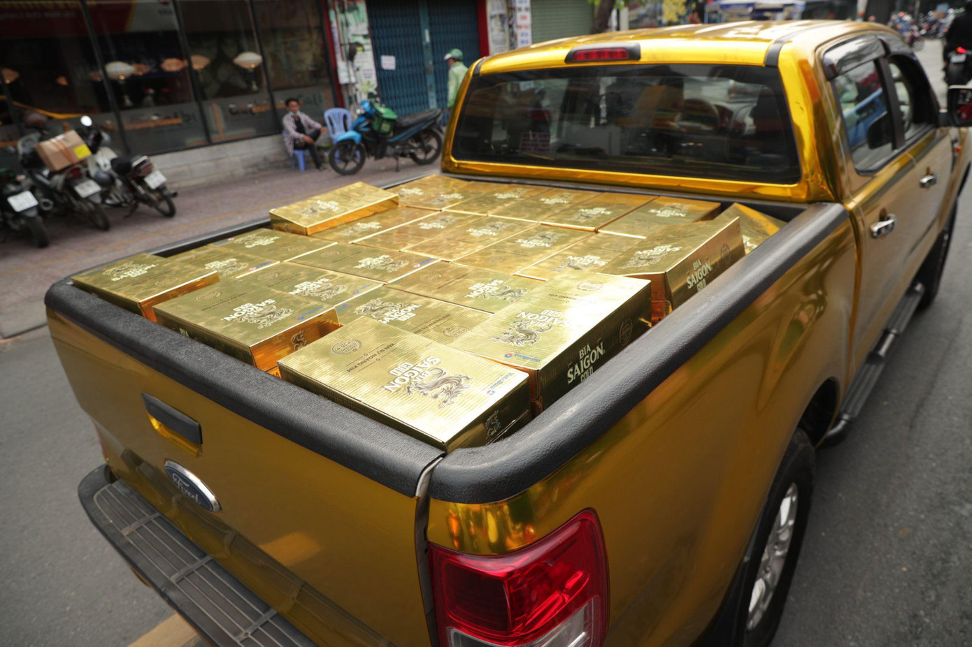 Những chiếc xe chất đầy “thỏi vàng” đặc biệt sau xe.