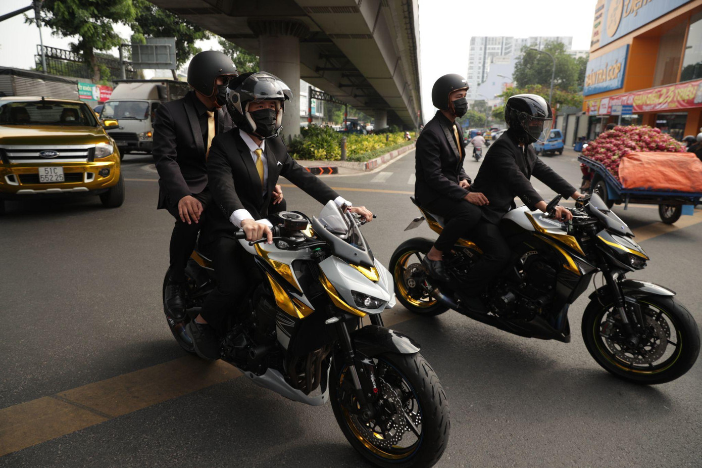 Dàn “người vận chuyển” chất lừ đi phía trước và sau hộ tống xe Gold.