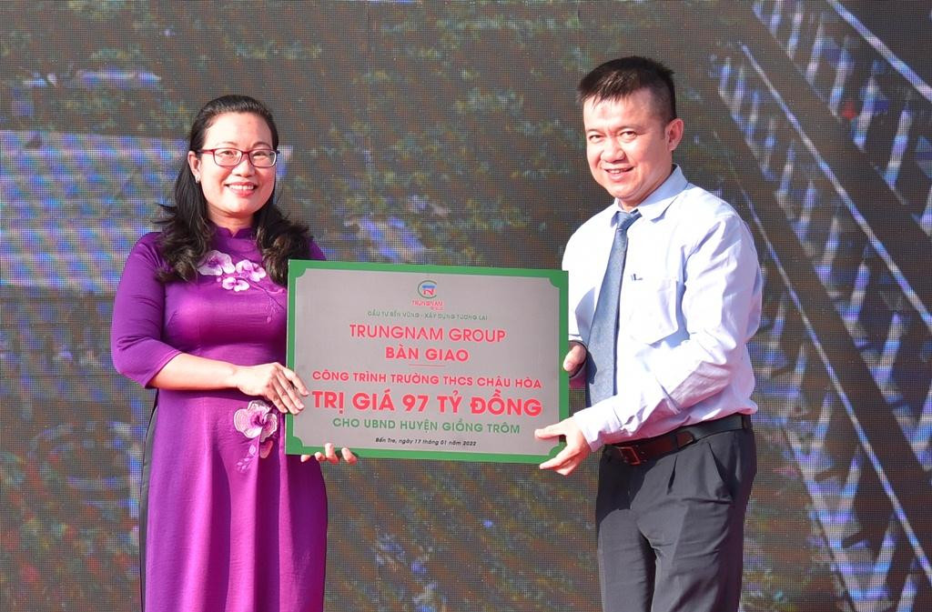 Chủ tịch Trungnam Group Nguyễn Tâm Thịnh bàn giao công trình trường THCS Châu Hoà cho đại diện chính quyền huyện Giồng Trôm (Bến Tre)