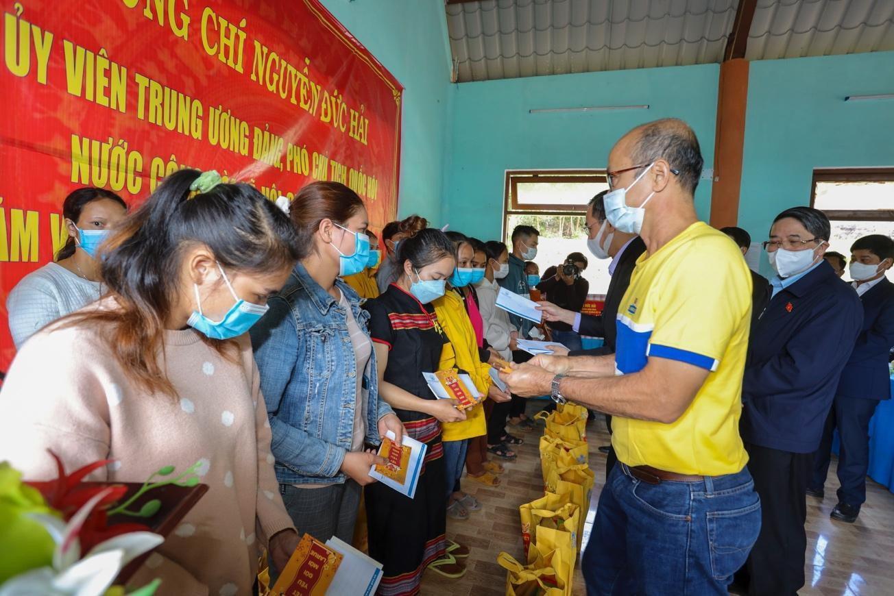 Đại diện nhãn hàng bia Larue trao phần quà đến các gia đình khó khăn.