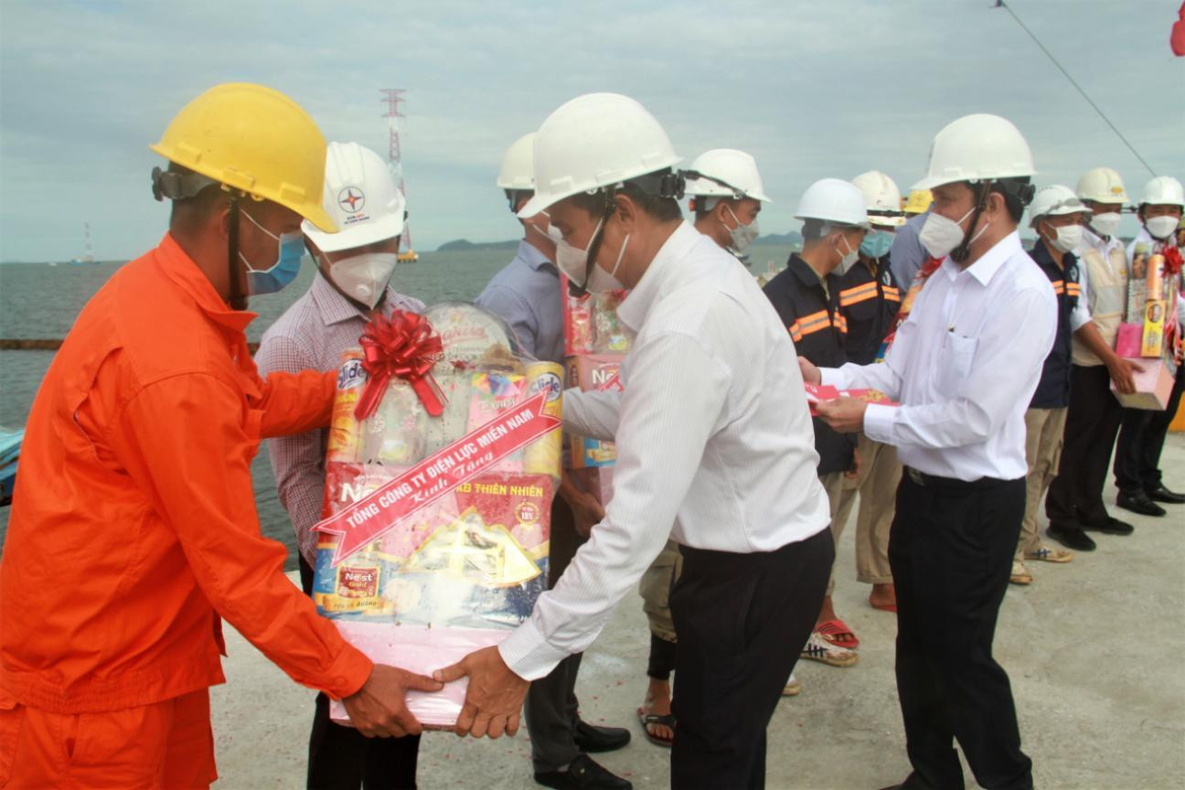 Lãnh đạo EVNSPC tặng quà năm mới cho các lực lượng thi công tuyến đường dây 220 kV Kiên Bình-Phú Quốc nhân dịp năm mới 2022.