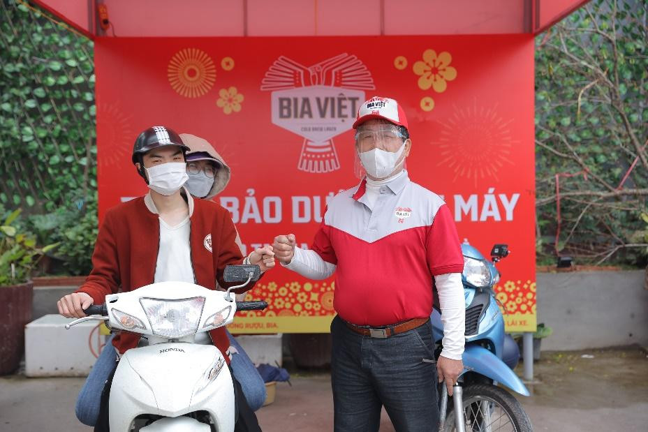 Bia Việt bố trí nhiều trạm tiếp sức, tiệm sửa xe và trạm xăng dầu trên các trục đường chính nhằm hỗ trợ người dân về quê bằng xe máy