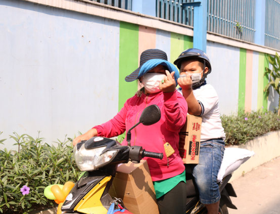 Bé Phi An (6 tuổi) và bà nội Nguyễn Thị Giàu (61 tuổi) có mặt từ rất sớm để đợi nhận quà. Bé Phi An (6 tuổi) và bà nội Nguyễn Thị Giàu (61 tuổi) có mặt từ rất sớm để đợi nhận quà.