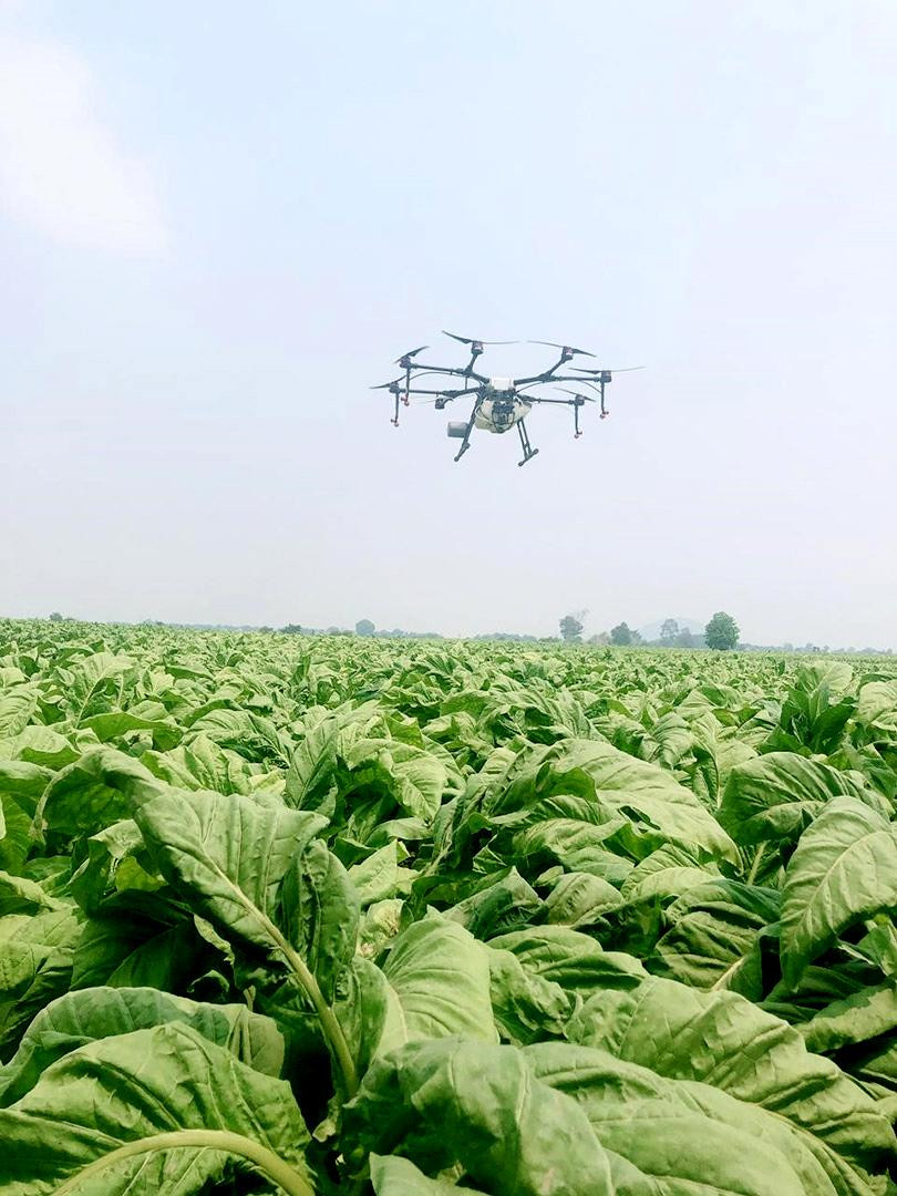 BAT hướng dẫn và hỗ trợ thiết bị kỹ thuật giúp người dân áp dụng phương pháp phun thuốc từ xa BAT hướng dẫn và hỗ trợ thiết bị kỹ thuật giúp người dân áp dụng phương pháp phun thuốc từ xa