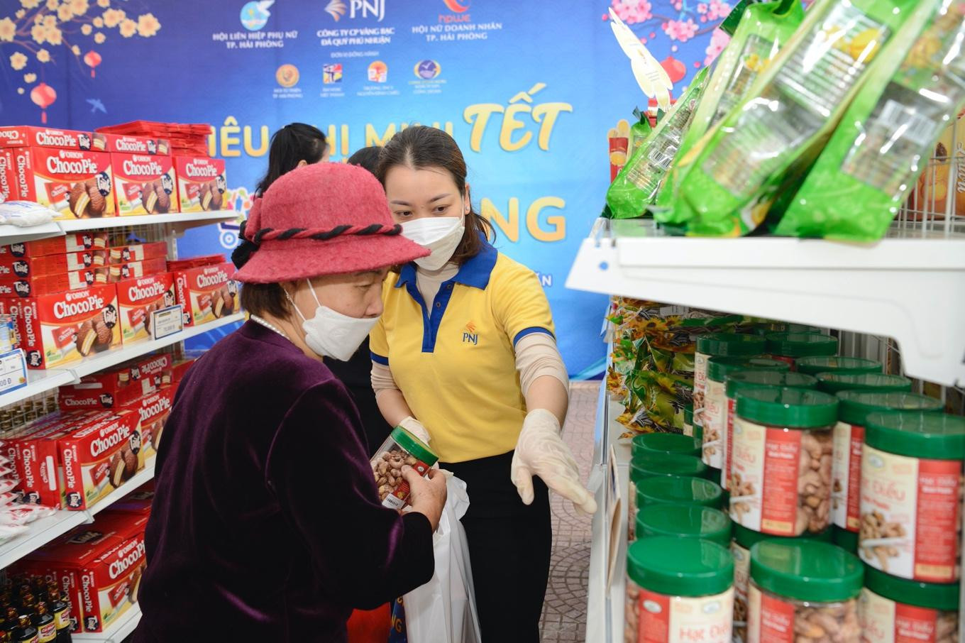 Trên kệ có hơn 40 mặt khác đa dạng để khách hàng thoải mái lựa chọn và không phải trả bất kỳ chi phí nào Trên kệ có hơn 40 mặt khác đa dạng để khách hàng thoải mái lựa chọn và không phải trả bất kỳ chi phí nào