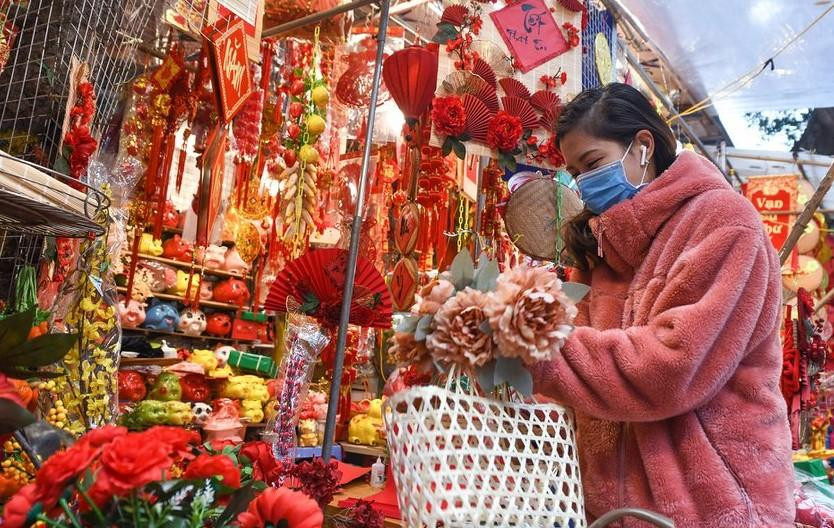 Sau khi một số địa phương nới lỏng quy định, nhiều người dân tính đến việc về nhà ăn Tết. Ảnh minh họa: Khánh Huyền.