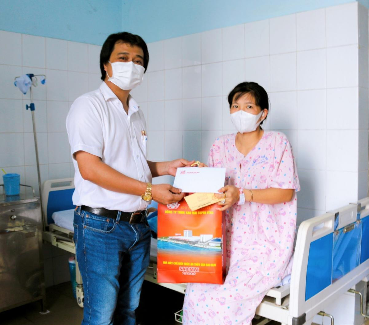 Lãnh đạo Sao Mai tặng quà cho bệnh nhân Bệnh viện Sản Nhi An Giang