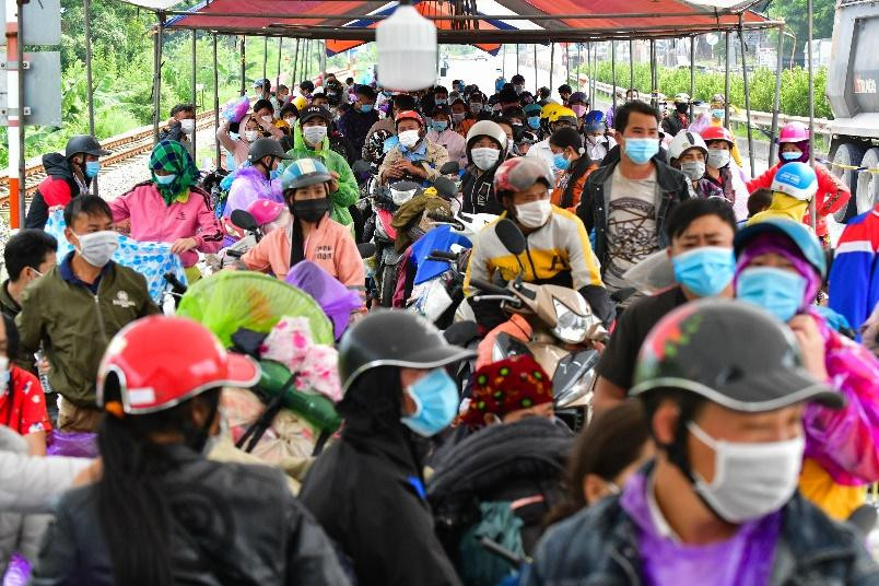 Nhiều người lao động chọn về quê bằng phương tiện xe máy trong dịp Tết Nguyên Đán 2022