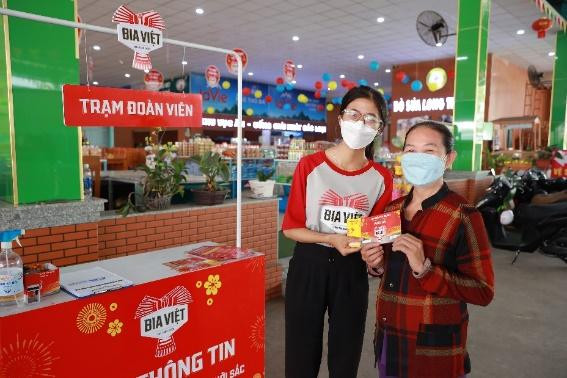 Người dân được hỗ trợ phiếu ăn miễn tại Trạm Đoàn Việt Bia Việt