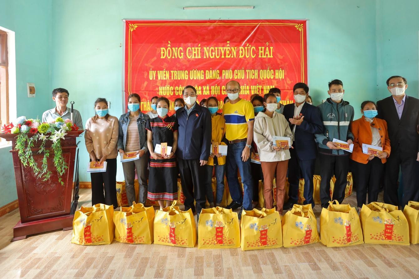 600 phần quà được trao đến các gia đình khó khăn trong chương trình “Mùa xuân yêu đời”.