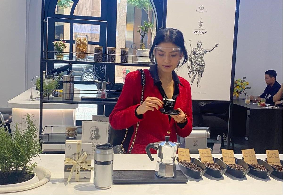 Á hậu Trương Thị May hào hứng trải nghiệm nền văn minh cà phê Roman tại không gian Thế giới cà phê Trung Nguyên Legend.