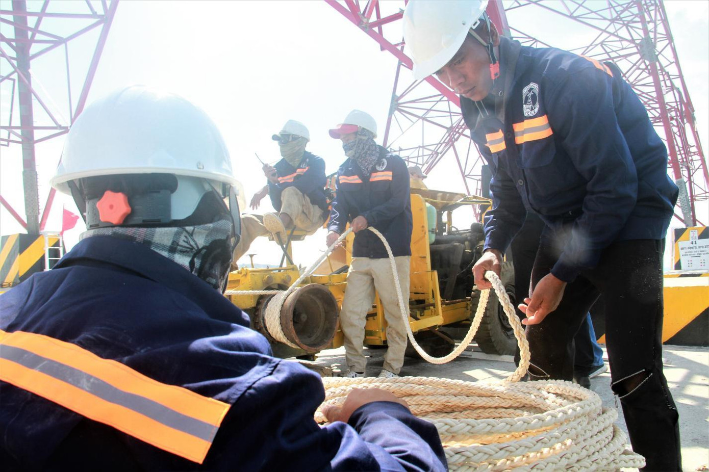 “Làm việc ngoài biển trong điều kiện sóng gió rất khó khăn nhưng chúng tôi luôn bám công trường và sẽ làm khi nào xong việc mới thôi”, anh Nguyễn Văn Tài, người điều hành tổ thi công kéo dây chia sẻ.