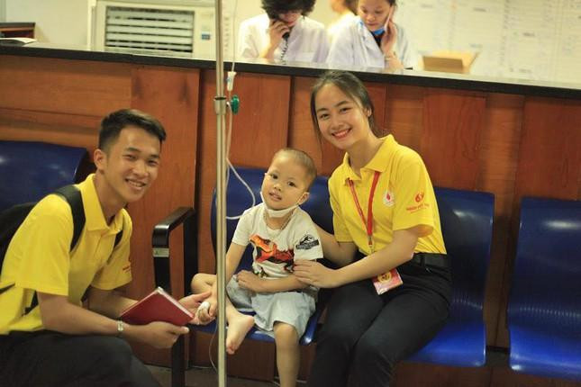 Nguyễn Anh Quân cùng động đội động viên bệnh nhân nhi Nguyễn Anh Quân cùng động đội động viên bệnh nhân nhi