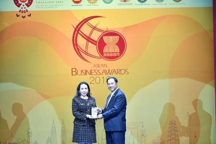 Bà Lê Nữ Thùy Dương, Phó Chủ tịch Tập đoàn nhận giải thưởng Doanh Nghiệp vì sự phát triển xã hội bền vững 2019 trong khuôn khổ Hội nghị cấp cao ASEAN lần thứ 35 tại Thái Lan.