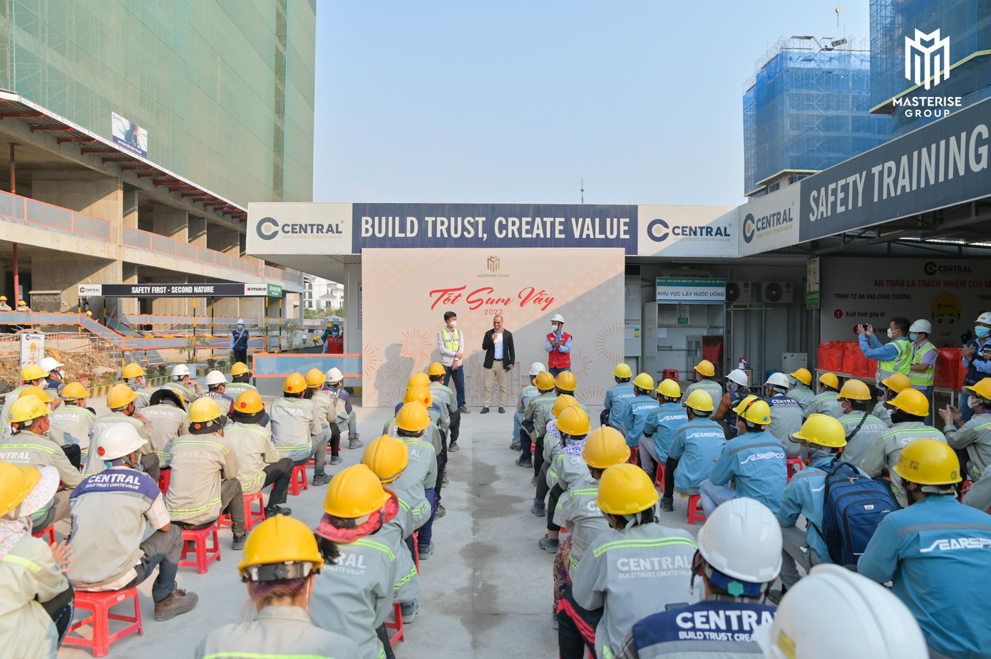 Không chỉ chăm lo Tết cho nhân viên, tập đoàn cũng hỗ trợ các công nhân công trường làm việc tại các dự án của Masterise Homes. Không chỉ chăm lo Tết cho nhân viên, tập đoàn cũng hỗ trợ các công nhân công trường làm việc tại các dự án của Masterise Homes.