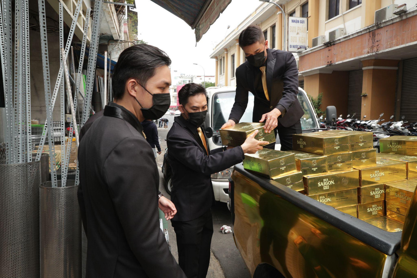 Những thùng bia Gold xịn hết sức của BIA SAIGON được gửi tặng cho các khách hàng thân thiết của công ty.