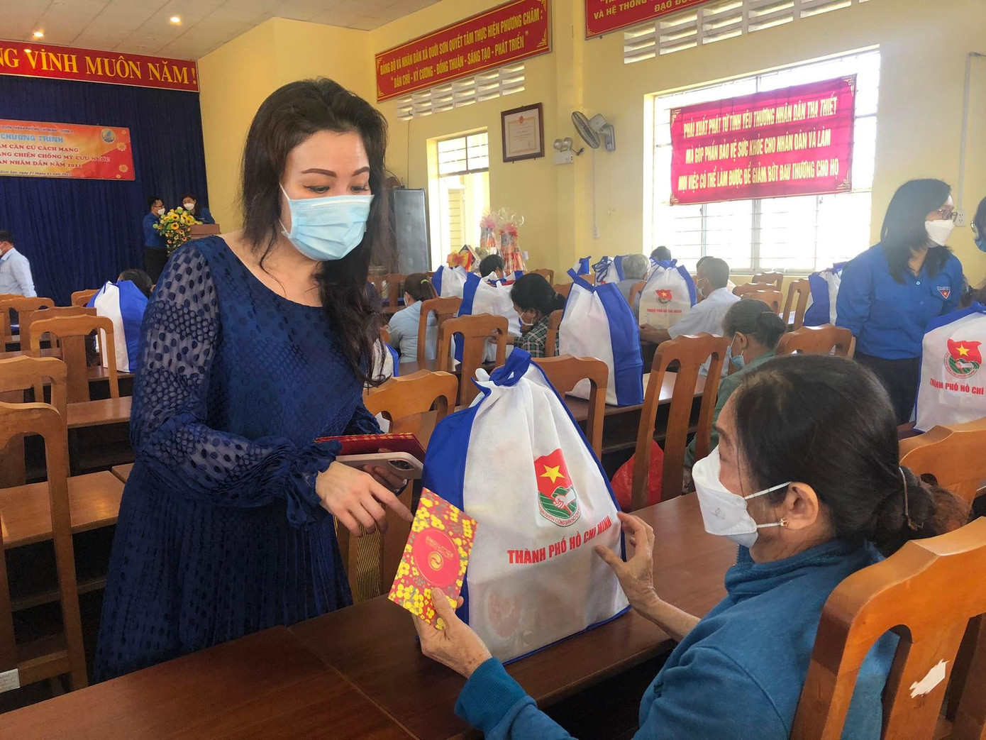 Bà Huỳnh Thị Lan Phương, Phó Tổng Giám đốc VWS, tặng quà tết cho các gia đình chính sách xã Quới Sơn