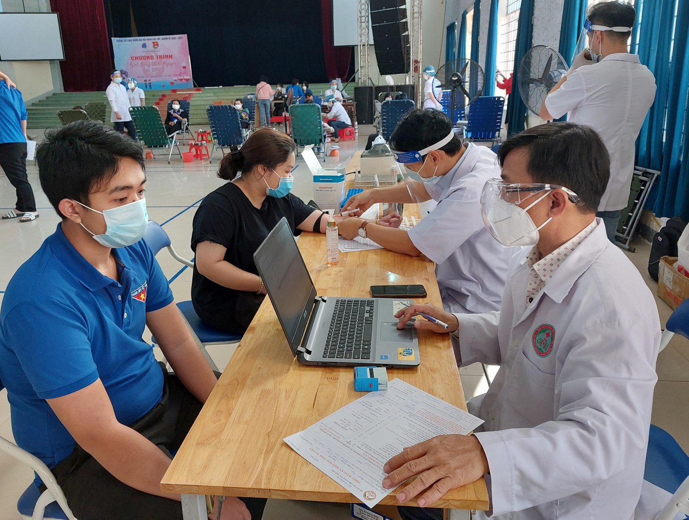 Mặc dù mới tiêm vắc xin mũi 3 nhưng nhiều đoàn viên thanh niên vẫn lên khám sàng lọc trong chương trình Chủ nhật Đỏ