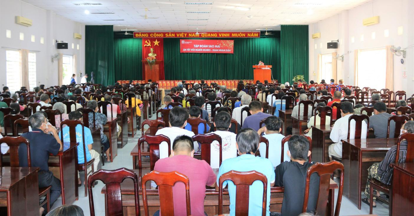 Bà con đến nhận quà rất sớm và đông đủ