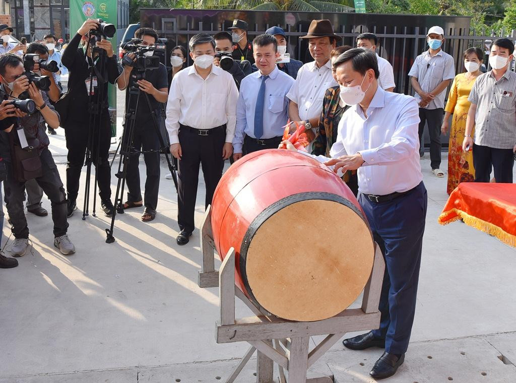 Phó Thủ trường Lê Minh Khái đánh trống bắt đầu năm học mới 2021 - 2022 tại trường THCS Châu Hoà