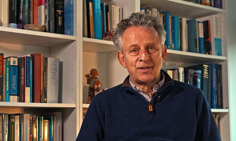 Giáo sư Sir Richard Friend - Chủ tịch Hội đồng Giải thưởng VinFuture. Giáo sư Sir Richard Friend - Chủ tịch Hội đồng Giải thưởng VinFuture.