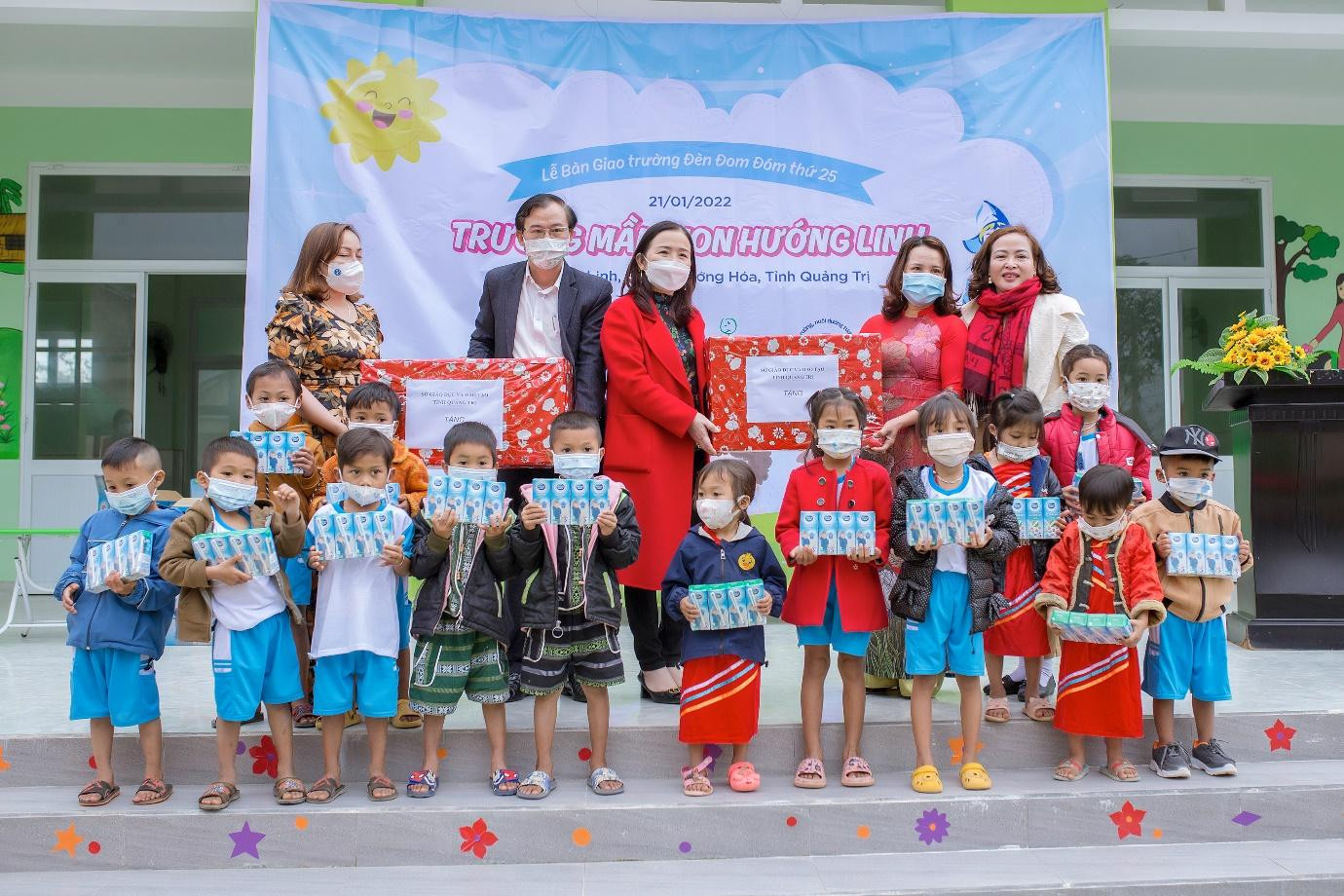 Đại diện FCV và đại diện địa phương trao tặng ngôi trường mới và quà cho các em học sinh