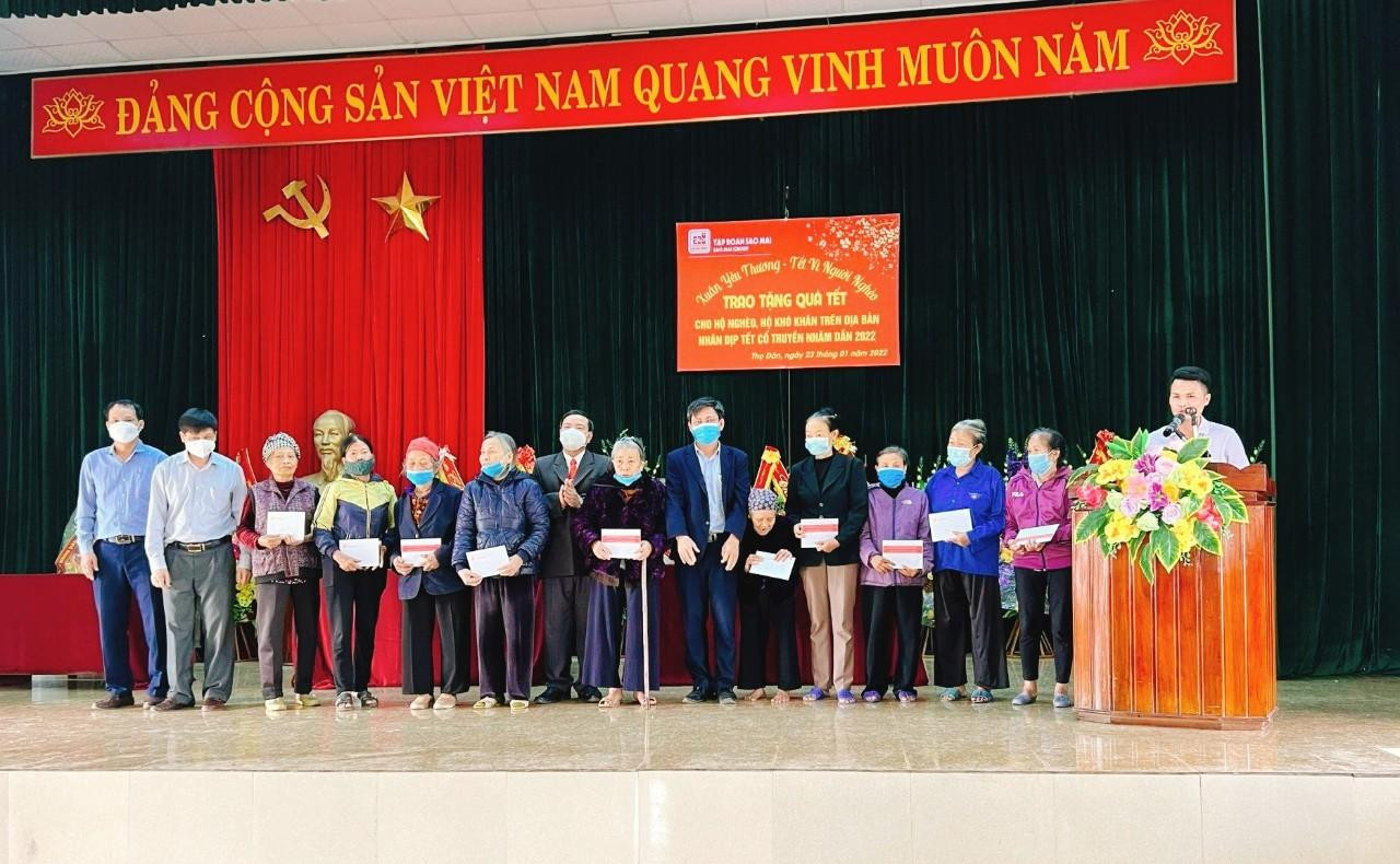 Ông Lê Xuân Quế - Phó TGĐ Tập đoàn Sao Mai ( thứ 9 phải qua) trao quà cho bà con hộ nghèo tại xã Thọ Lâm, huyện Thọ Xuân, tỉnh Thanh Hóa