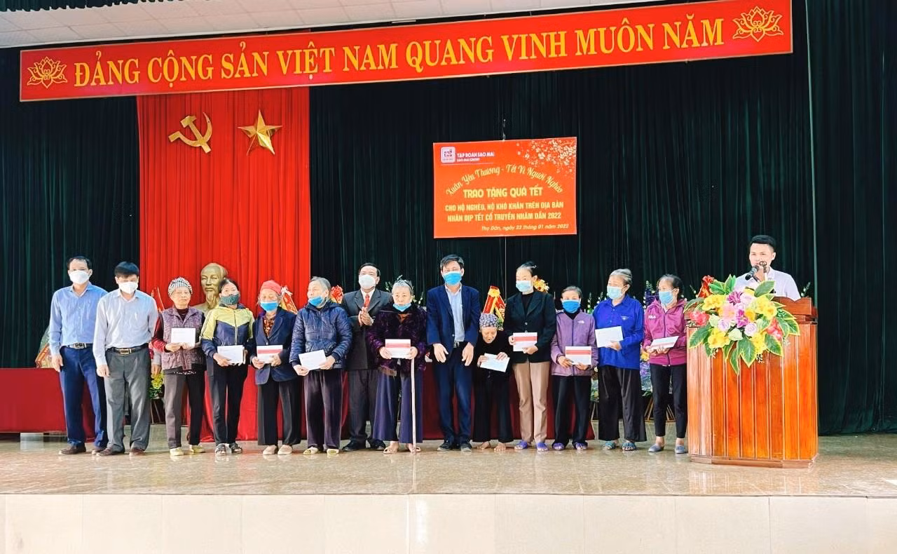 Ông Lê Xuân Quế - Phó TGĐ Tập đoàn Sao Mai ( thứ 9 phải qua) trao quà cho bà con hộ nghèo tại xã Thọ Lâm, huyện Thọ Xuân, tỉnh Thanh Hóa