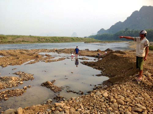 Khu vực doanh nghiệp lợi dụng việc khai thác cát sỏi để đào bới tìm kiếm vàng