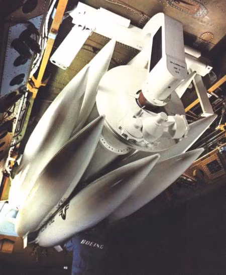 Tên lửa tấn công hạt nhân tầm ngắn AGM-69 SRAM gắn trên ổ xoay trong khoang bom của máy bay B-52 (Photo of USAF). Tên lửa tấn công hạt nhân tầm ngắn AGM-69 SRAM gắn trên ổ xoay trong khoang bom của máy bay B-52 (Photo of USAF)