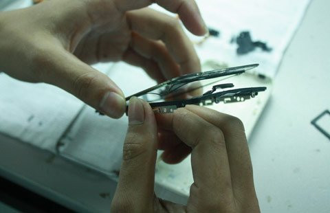 Miếng kính cảm ứng phía trên sẽ được thay mới