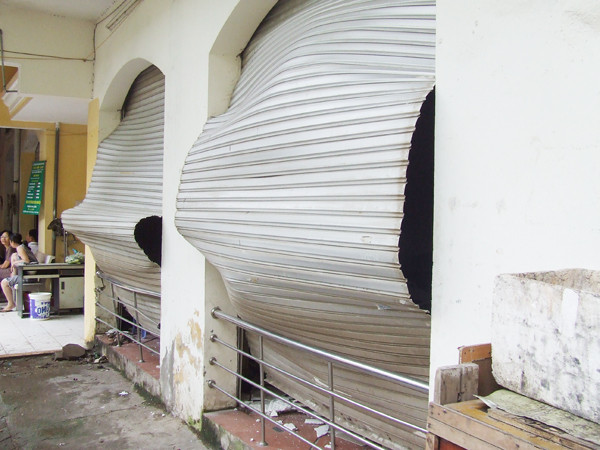 Cửa tôn nhà hàng bị thổi cong do sức ép từ vụ nổ. Ảnh: K.T