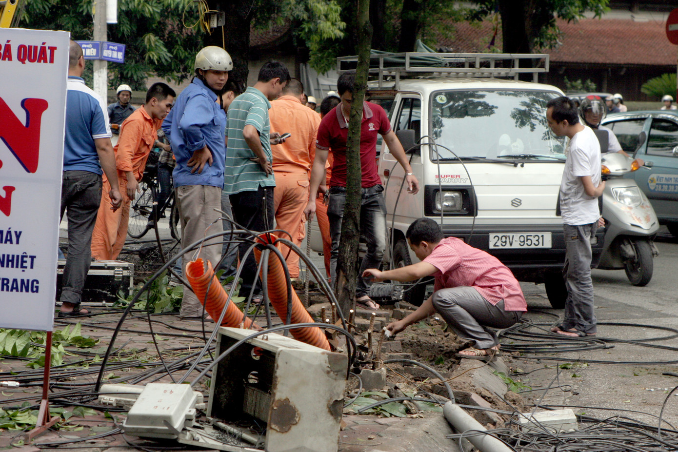 Chiếc cột điện đổ khiến rác nằm ngổn cả khu phố 