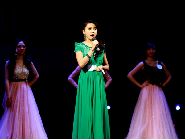 Thêm một nét khác biết nữa của cuộc thi Hoa khôi Đại học RMIT đó là phần thi ứng xử, thí sinh trả lời bằng tiếng Anh và tiếng Việt. Trong ảnh là thí sinh Phạm Thị Hương. Trả lời câu hỏi cuốn sách gây ấn tượng nhất, Hương cho biết, cuốn Hạt giống tâm hồn. Cuốn sách đem đến những bài học về bao dung,ý thức vươn lên trong cuộc sống...