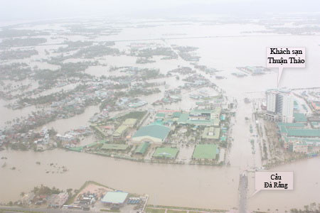 Thành phố Tuy Hòa, Phú Yên chìm trong biển nước bởi cơn lũ lớn nhất trong lịch sử - Ảnh: PHI LONG (chụp từ trực thăng cứu trợ) - Tuổi Trẻ Thành phố Tuy Hòa, Phú Yên chìm trong biển nước bởi cơn lũ lớn nhất trong lịch sử - Ảnh: PHI LONG (chụp từ trực thăng cứu trợ) - Tuổi Trẻ