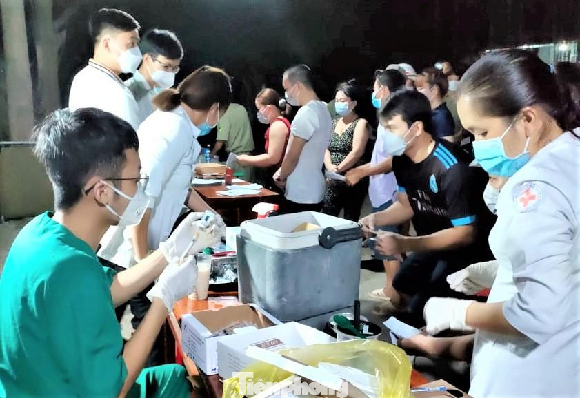 Bình Dương triển khai hàng trăm điểm tiêm vắc xin cố định và lưu động làm việc cả ngày lẫn đêm, quyết tâm bao phủ vắc xin cho người dân trong tháng 3 này