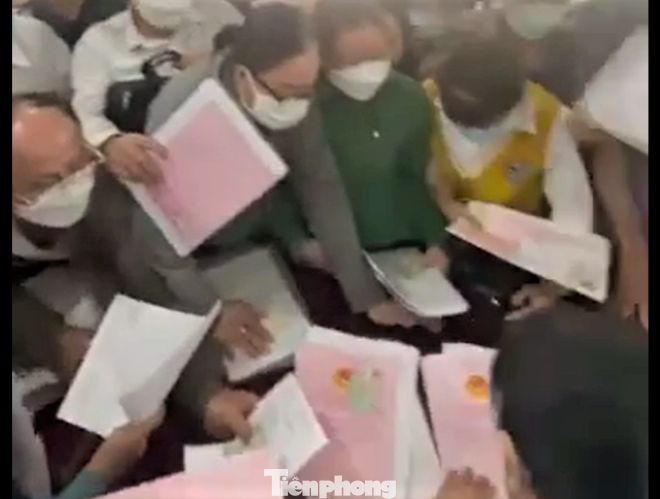 Chen nhau làm giấy tờ đất đai Ảnh: cắt từ clip Chen nhau làm giấy tờ đất đai Ảnh: cắt từ clip